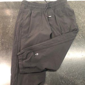ivivva black cropped joggers!! SIZE: 8